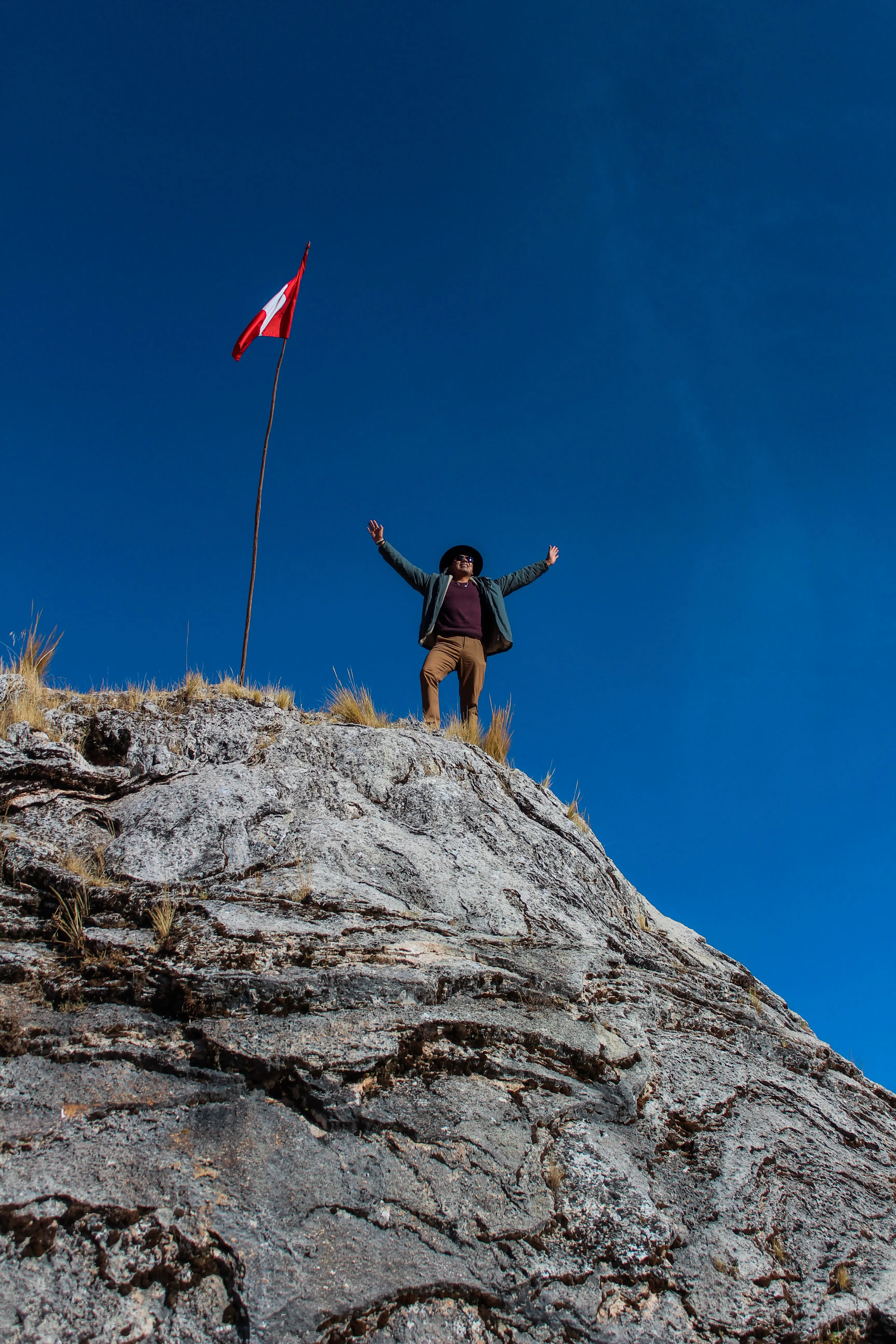 Joven sosteniendo la bandera de Peru